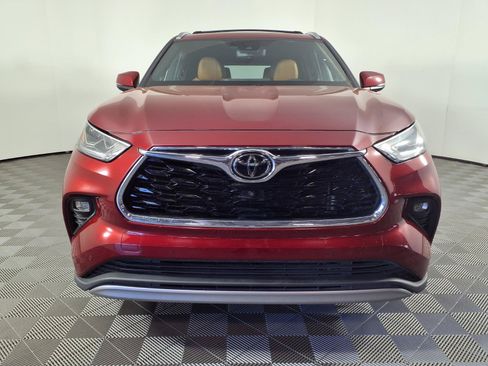 Used 2021 Toyota Highlander Platinum FWD image 2