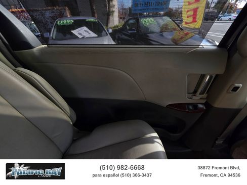 Used 2013 Toyota Sienna XLE image 19