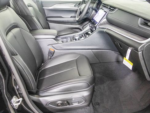 New 2025 Jeep Grand Cherokee Limited image 41