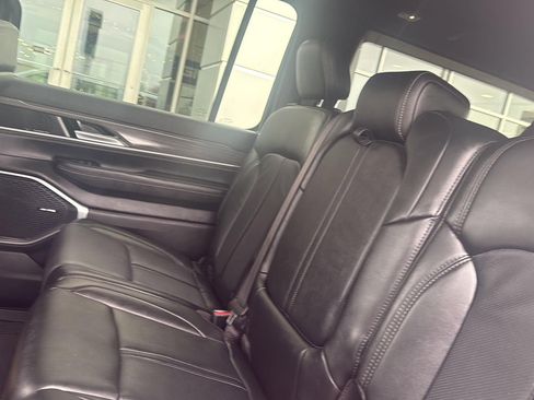 Used 2024 Jeep Wagoneer L Series II w/ Flexible Seating Group image 15