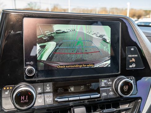 Certified 2025 Toyota Highlander XLE image 17