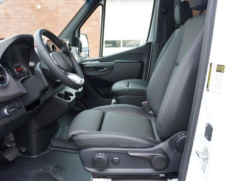 Used 2025 Mercedes-Benz Sprinter 2500 image 18