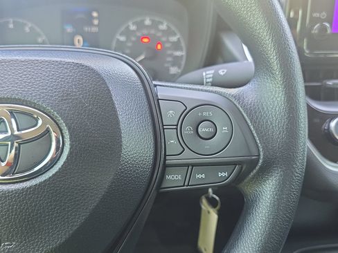 Used 2025 Toyota Corolla LE FWD image 17