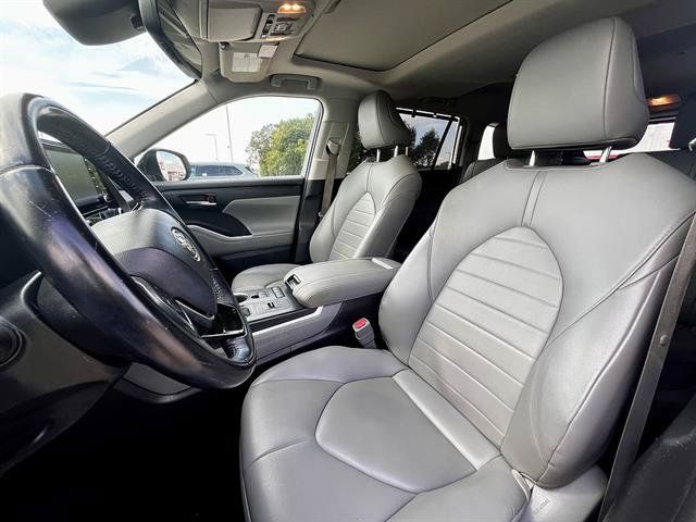 Used 2021 Toyota Highlander XLE FWD image 11