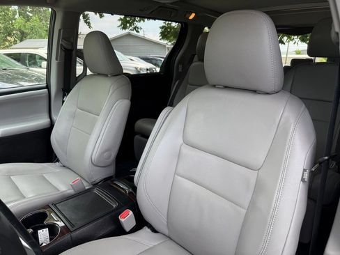 Used 2018 Toyota Sienna Limited Premium FWD image 11