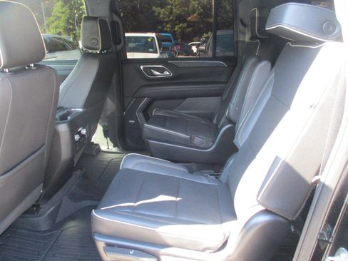 Used 2023 GMC Yukon XL SLT w/ SLT Luxury Package AWD/4WD image 14