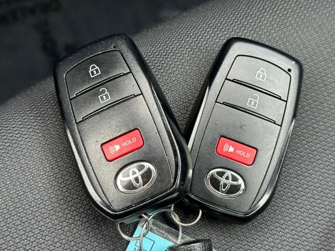 Used 2022 Toyota Corolla Cross LE AWD/4WD image 33