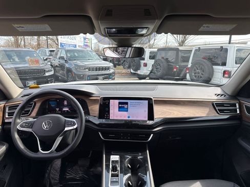 Used 2025 Volkswagen Atlas SE image 29