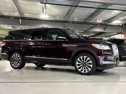 Used 2024 Lincoln Navigator L Reserve AWD/4WD image 2