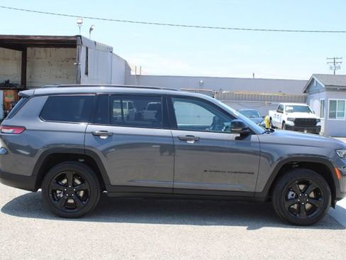 Used 2024 Jeep Grand Cherokee L Altitude AWD/4WD image 3