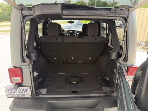 Used 2018 Jeep Wrangler Unlimited Sahara AWD/4WD image 6