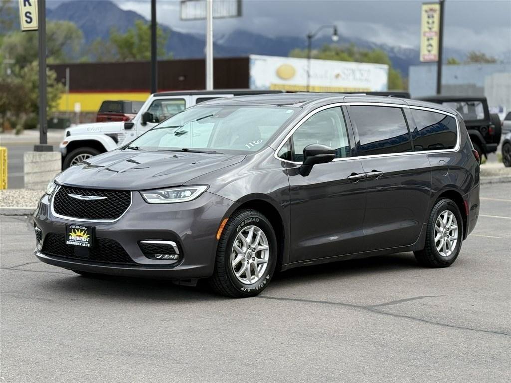 Used 2023 Chrysler Pacifica Touring-L FWD image 3