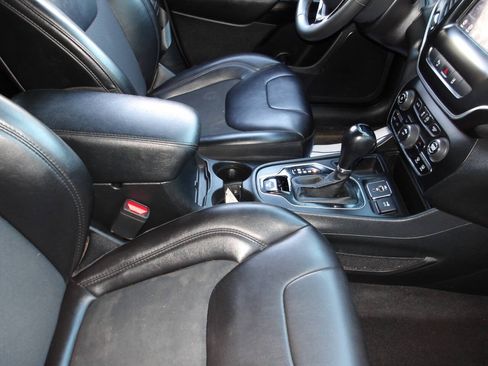 Used 2021 Jeep Cherokee Latitude Plus FWD image 19
