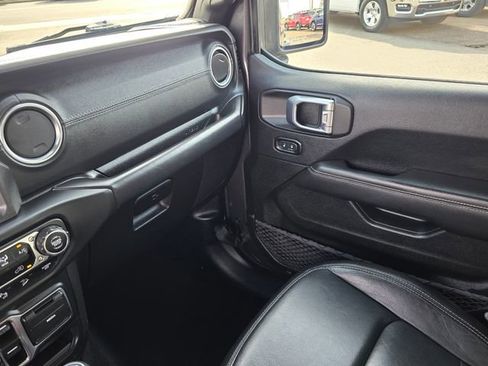 Used 2019 Jeep Wrangler Unlimited Sahara image 38