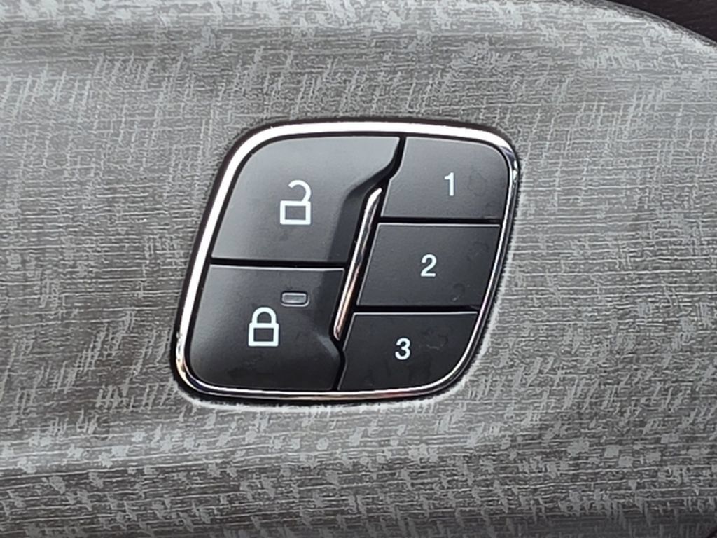 Used 2025 Ford Explorer Platinum AWD/4WD image 17
