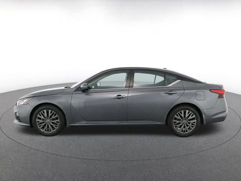 Used 2025 Nissan Altima 2.5 SV FWD image 4