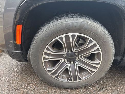 Used 2024 Jeep Wagoneer Series II w/ Flexible Seating Group image 7