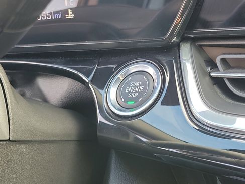 Used 2025 Chevrolet Trax RS FWD image 28