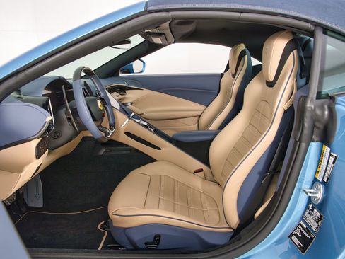 Certified 2025 Ferrari Roma Spider RWD image 5