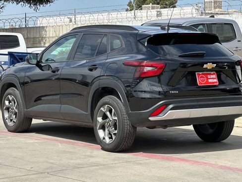 Used 2025 Chevrolet Trax LT FWD image 7