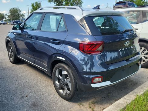 Used 2020 Hyundai Venue FWD image 4