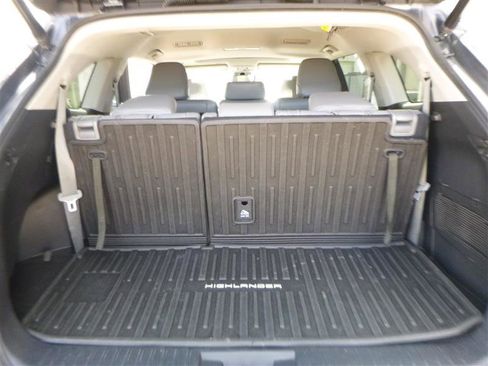 Used 2022 Toyota Highlander XLE AWD/4WD image 21