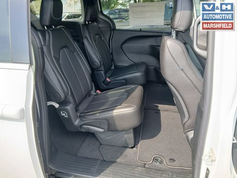 New 2027 Chrysler Pacifica Select w/ Family Tech Group AWD/4WD image 34