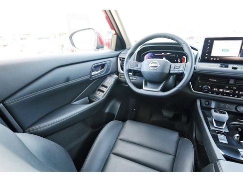 Used 2025 Nissan Rogue SL w/ Tech Package image 6