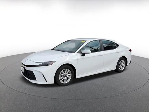 Used 2025 Toyota Camry LE image 9