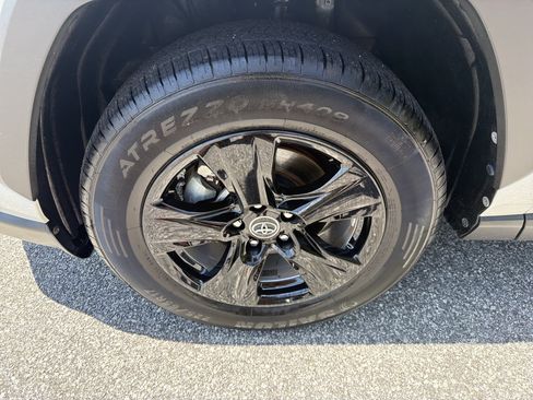 Used 2019 Toyota RAV4 XLE w/ Convenience Package FWD image 12