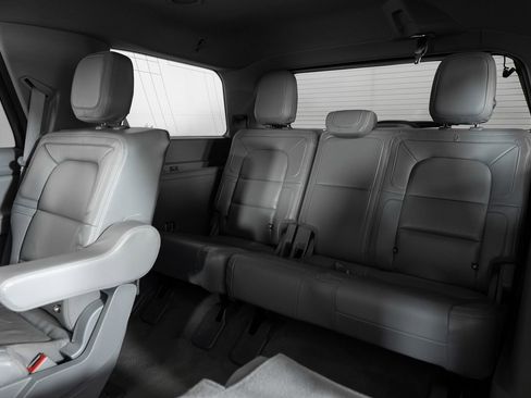 Used 2021 Lincoln Navigator Reserve w/ Cargo Convenience Package image 20