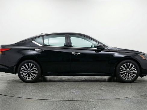 Used 2025 Nissan Altima 2.5 SV FWD image 11