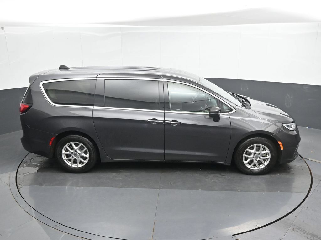 Used 2023 Chrysler Pacifica Touring-L FWD image 13