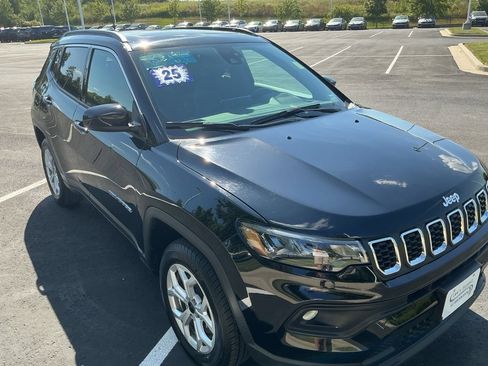 Used 2025 Jeep Compass Latitude w/ Sun & Sound Group AWD/4WD image 16