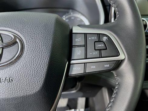 Used 2025 Toyota Highlander XLE FWD image 17