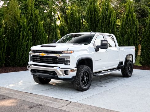 Used 2025 Chevrolet Silverado 2500 LT w/ Convenience Package AWD/4WD image 5