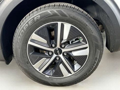 Used 2022 Kia Niro EX Premium image 9
