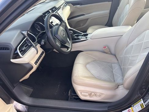 Used 2018 Toyota Camry XLE image 18