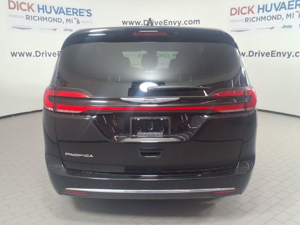 Used 2025 Chrysler Pacifica Select w/ Uconnect Theater Family Group FWD image 5