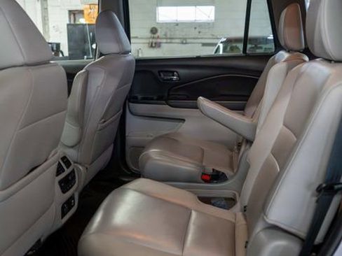 Used 2020 Honda Pilot Touring image 12