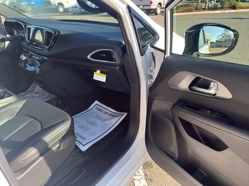 New 2026 Chrysler Pacifica Select image 21
