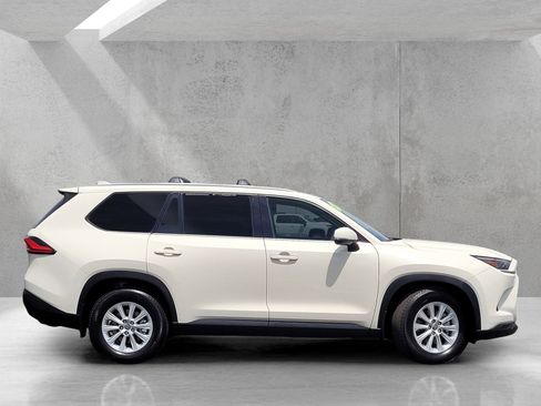 Used 2024 Toyota Grand Highlander FWD image 3