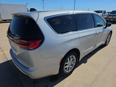 Used 2024 Chrysler Pacifica Touring-L FWD image 5