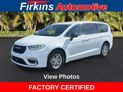 Used 2025 Chrysler Pacifica Select