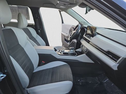 Used 2025 Mitsubishi Outlander AWD image 22