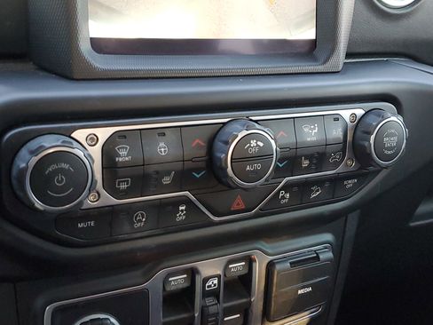 Used 2019 Jeep Wrangler Unlimited Sahara image 27