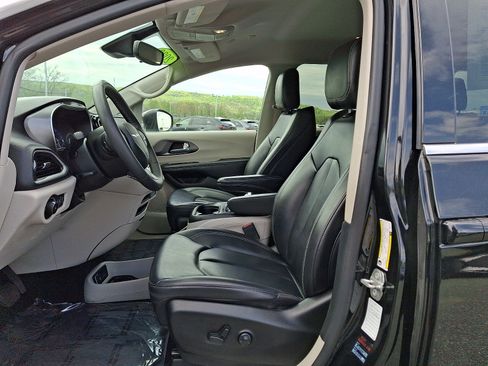 Used 2023 Chrysler Pacifica Touring-L FWD image 15