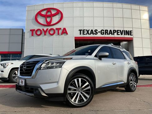 Used 2023 Nissan Pathfinder Platinum image 2