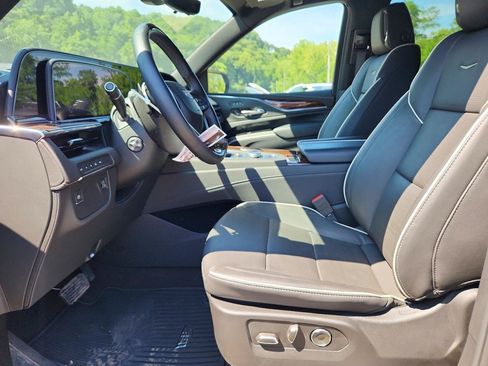 Used 2024 Cadillac Escalade Premium Luxury AWD/4WD image 5