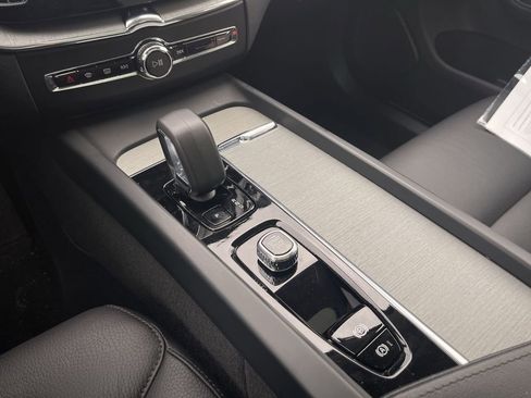 Used 2025 Volvo XC60 B5 Plus image 22